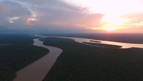 Drohne-Schoss-Während-Des-Sonnenuntergangs-über-Den-Mana-Fluss-Guayana-Suriname.-Amazonaswald
